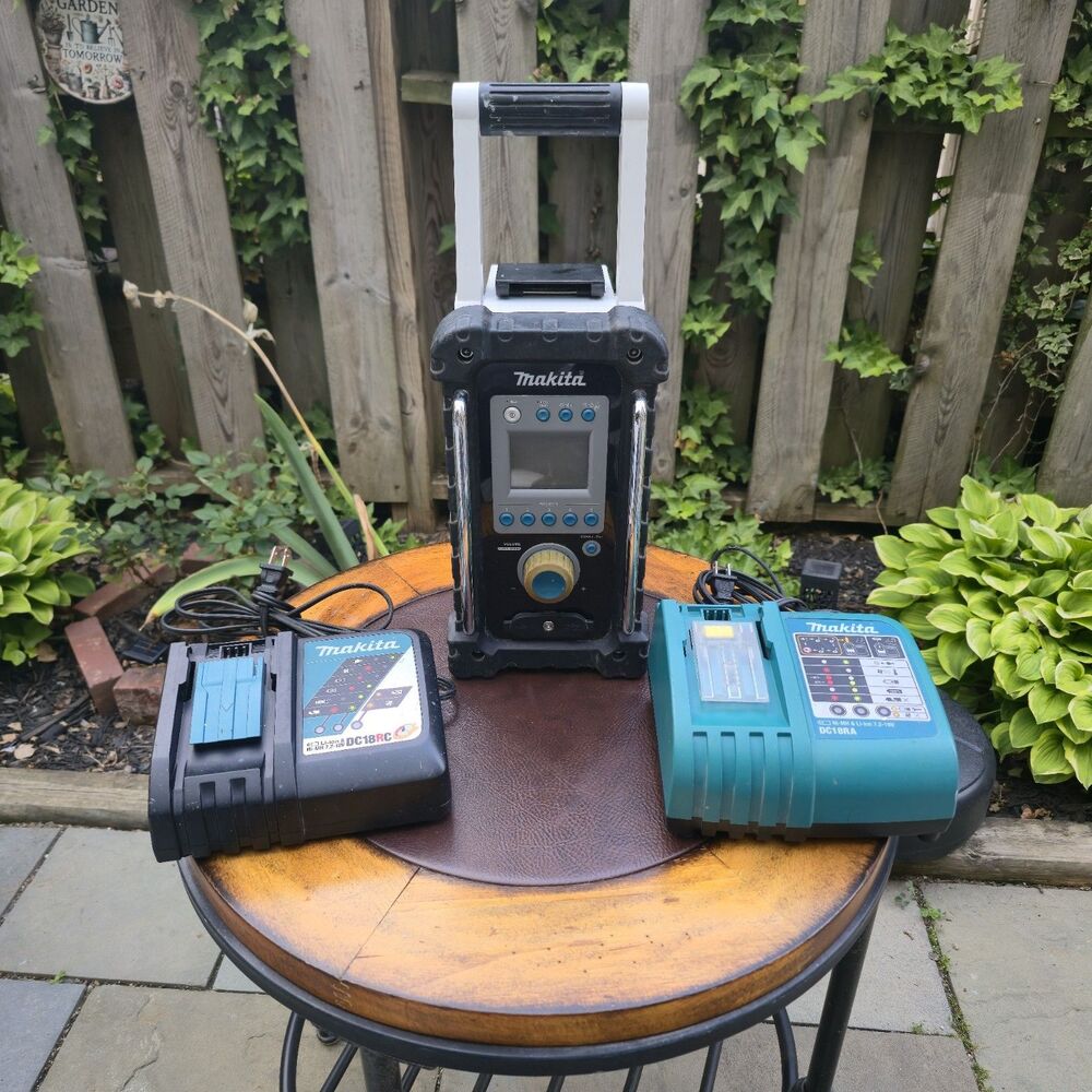 Makita BMR100 Jobsite Radio Bundle with DC18RC DC18RA Chargers Works. No Battery